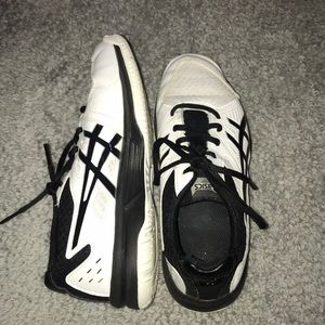 ASICS upcourt 3 volleyball shoe